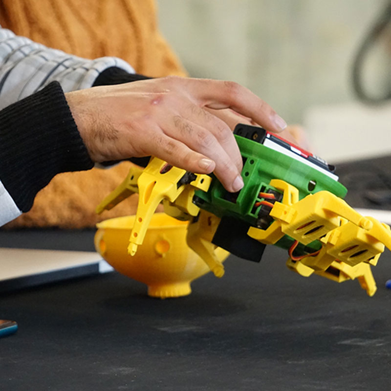 Robot jaune assemblé au FabLab