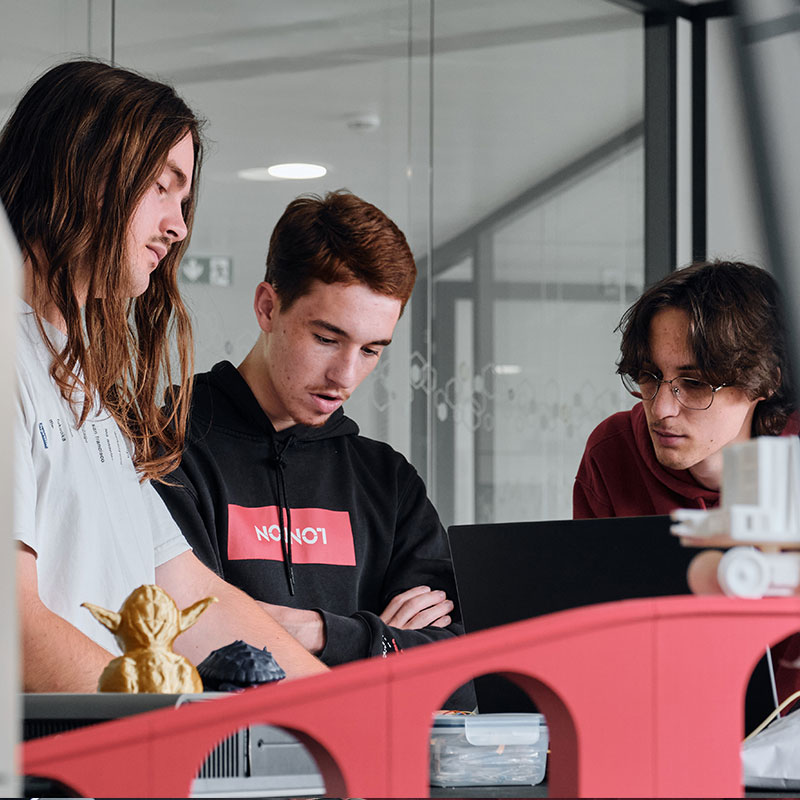 Étudiants au travail au FabLab